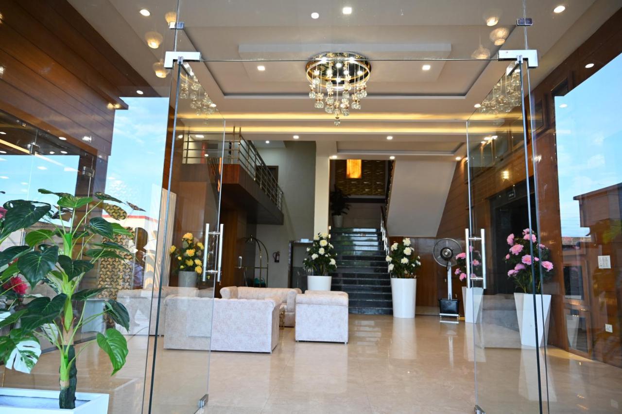 Hotel Vasdaa Grand Dehradun Buitenkant foto