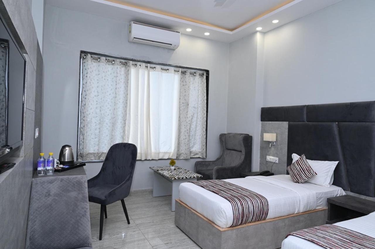 Hotel Vasdaa Grand Dehradun Buitenkant foto