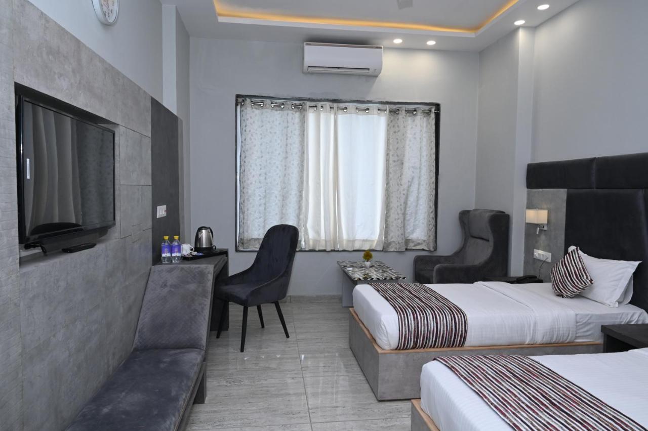 Hotel Vasdaa Grand Dehradun Buitenkant foto