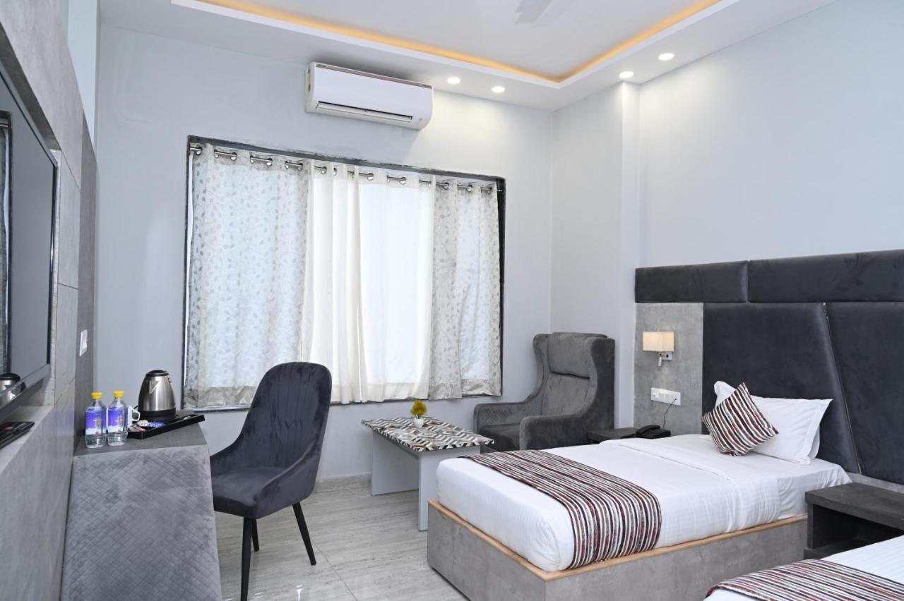 Hotel Vasdaa Grand Dehradun Buitenkant foto